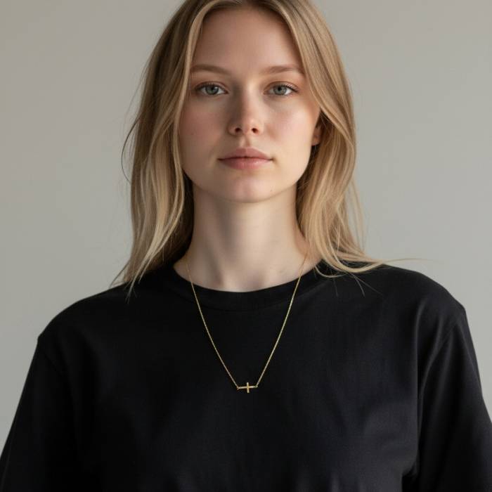 Minimalistična ogrlica s križcem