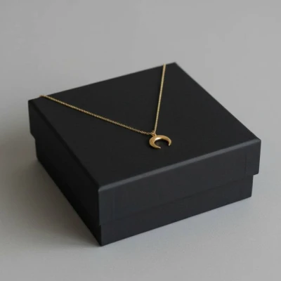 Ogrlica s obeskom v obliki polmeseca