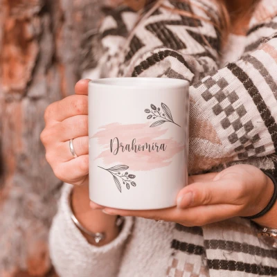 Skodelica z akvarelnim vzorcem in personaliziranim imenom