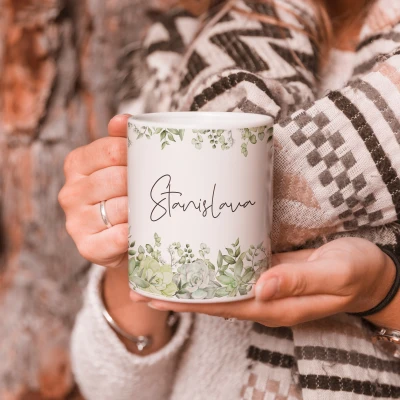 Skodelica z vzorcem listov in imenom