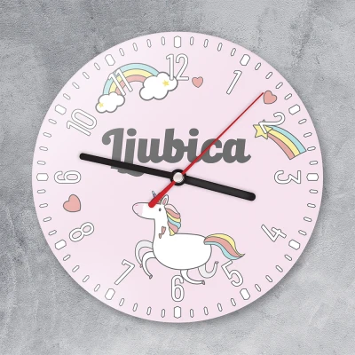 Stenska ura za dekliško sobo