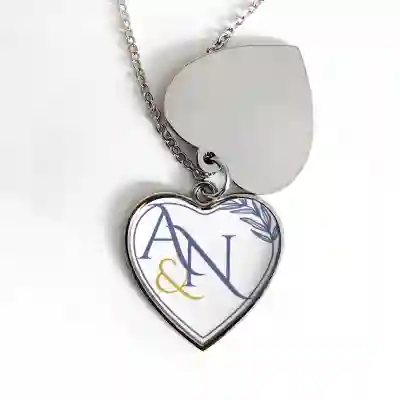 Personaliziran Medaljon v Obliki Srca - Prepleteni Dve Začetnici