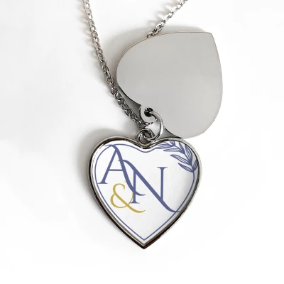 Personaliziran Medaljon v Obliki Srca - Prepleteni Dve Začetnici