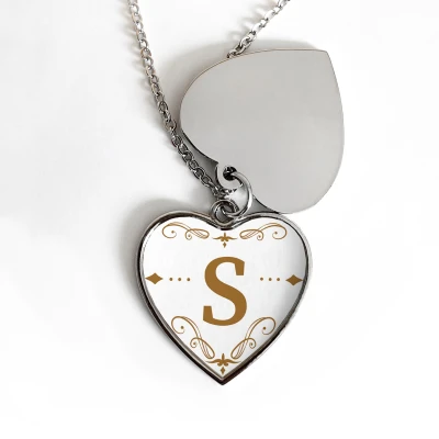 Personaliziran Medaljon v Obliki Srca - Elegantna Monograma