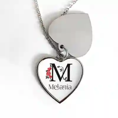 Personaliziran Medaljon v Obliki Srca - Cvetlična Začetnica in Željeni Sporočilo