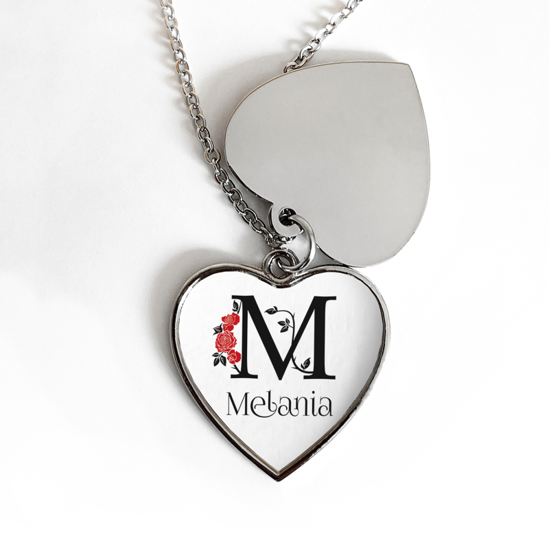 Personaliziran Medaljon v Obliki Srca - Cvetlična Začetnica in Željeni Sporočilo