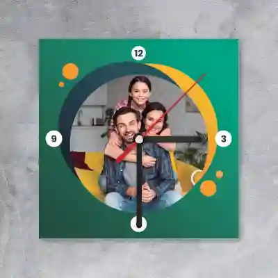 Personalizirana stenska ura s fotografijami